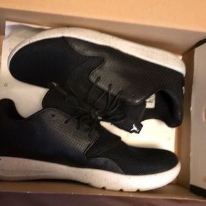 KIDS SOZE 7 FITS WOMENS NINE JORDAN SNEAKERS